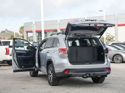 Used 2017 Toyota Highlander Plus FWD image 28