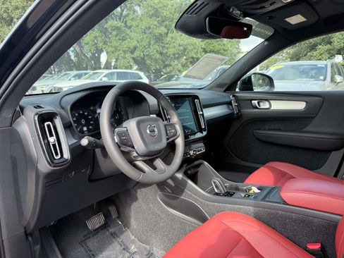 Used 2020 Volvo XC40 T5 Momentum w/ Protection Package AWD/4WD image 12