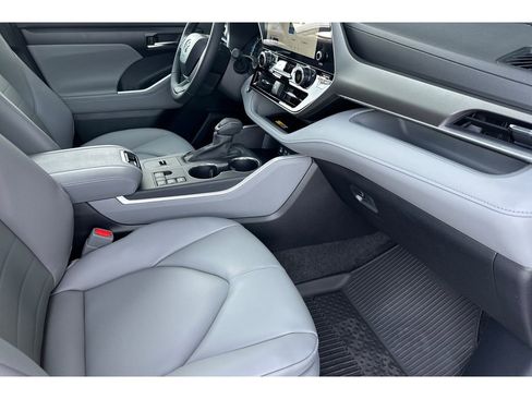 New 2026 Toyota Highlander XLE image 17