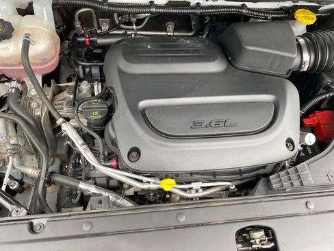 Used 2025 Chrysler Pacifica Select FWD image 19