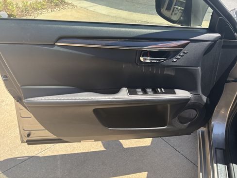 Used 2017 Lexus ES 300h w/ Luxury Package FWD image 14