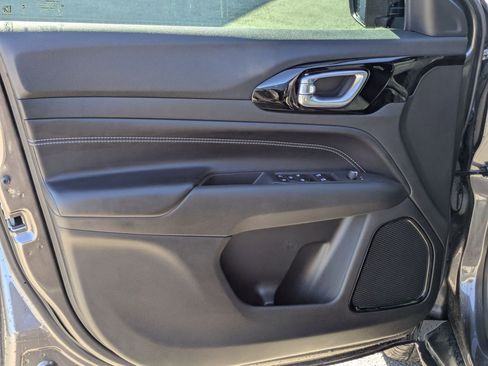 Used 2024 Jeep Compass Latitude w/ Convenience Group image 11