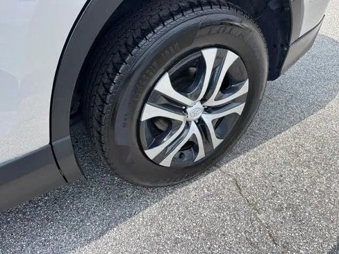 Used 2018 Toyota RAV4 LE FWD image 4