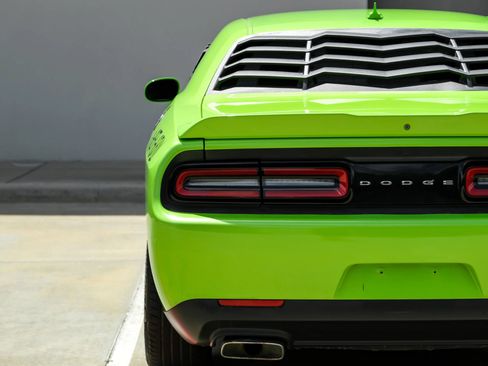 Used 2015 Dodge Challenger R/T Plus RWD image 40