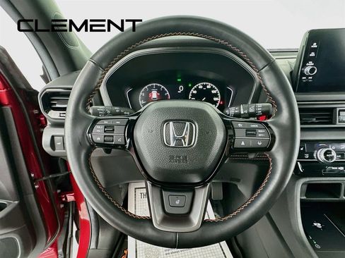 Used 2025 Honda Pilot TrailSport image 15