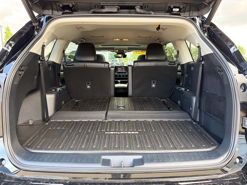 Used 2022 Toyota Highlander XLE AWD/4WD image 8