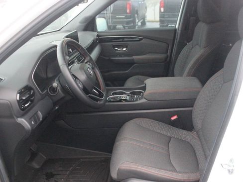 Used 2025 Honda Pilot Sport image 14