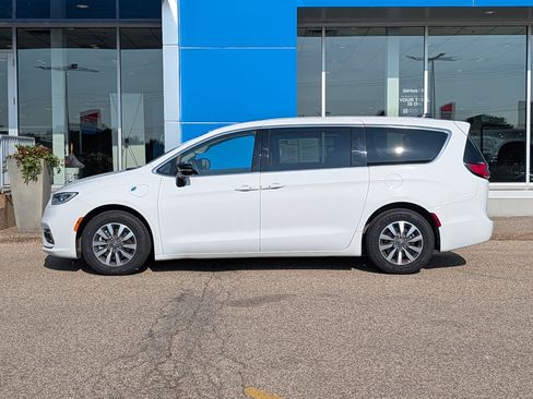 Used 2024 Chrysler Pacifica Limited FWD image 5