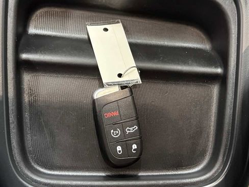 Used 2017 Chrysler Pacifica Touring-L image 31