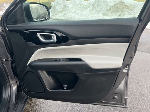 Certified 2024 Jeep Compass Limited image 10