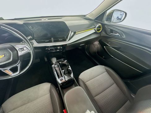 Used 2024 Chevrolet Trax LT w/ LT Convenience Package image 11