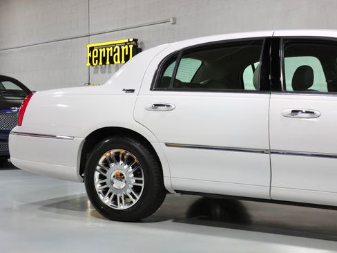 Used 2008 Lincoln Town Car Signature Limited RWD image 43