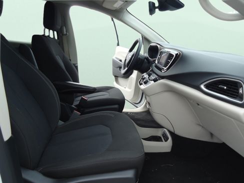 Used 2023 Chrysler Voyager LX FWD image 31