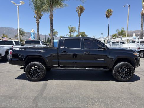 Used 2021 Toyota Tacoma TRD Sport w/ Technology Package RWD image 9