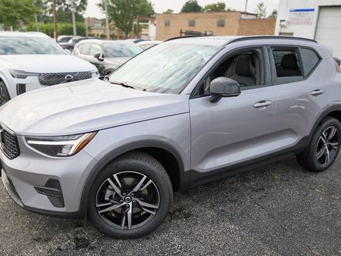 New 2026 Volvo XC40 B5 Core w/ Climate Package image 3
