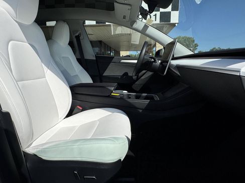 Used 2025 Tesla Model Y Long Range AWD/4WD image 23