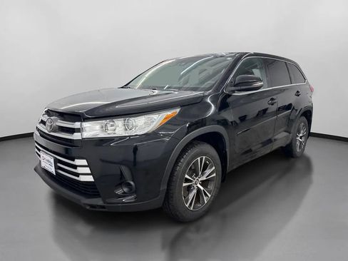 Used 2018 Toyota Highlander LE image 4