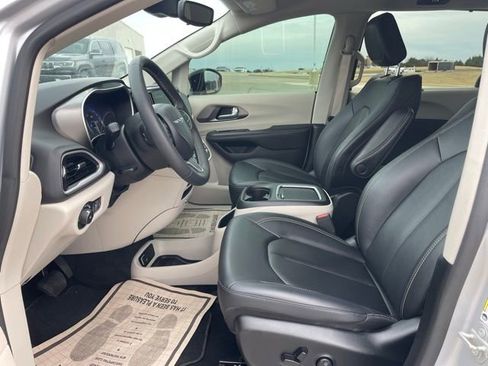 Used 2024 Chrysler Pacifica Touring-L image 19