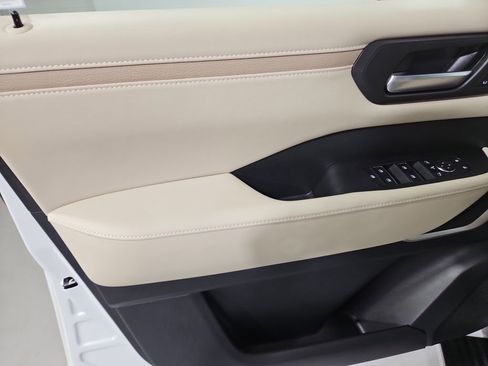 Certified 2025 Nissan Armada Platinum Reserve image 12