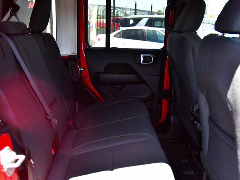 Used 2025 Jeep Wrangler Unlimited Sahara AWD/4WD image 43