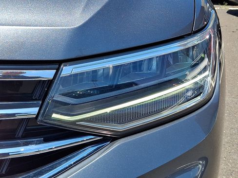 Used 2024 Volkswagen Tiguan SE w/ Panoramic Sunroof Package FWD image 9