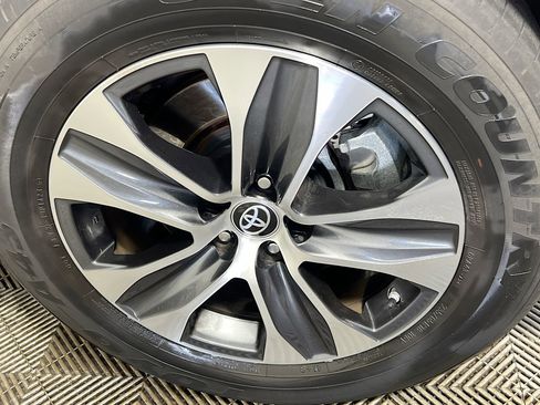 Used 2023 Toyota Highlander XLE FWD image 14