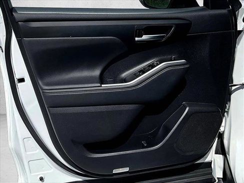 Used 2024 Toyota Highlander XLE image 18