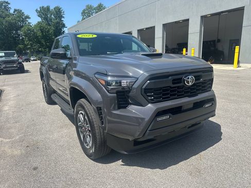 Used 2024 Toyota Tacoma TRD Sport AWD/4WD image 4