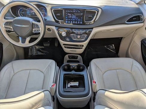 Used 2017 Chrysler Pacifica Platinum image 17