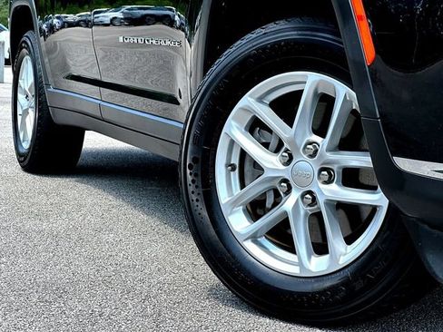 Used 2023 Jeep Grand Cherokee L Laredo RWD image 2
