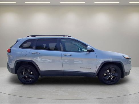 Used 2018 Jeep Cherokee Latitude w/ Altitude Package FWD image 6