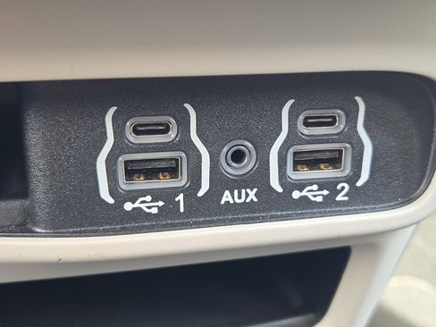 Used 2024 Chrysler Pacifica Touring-L image 12