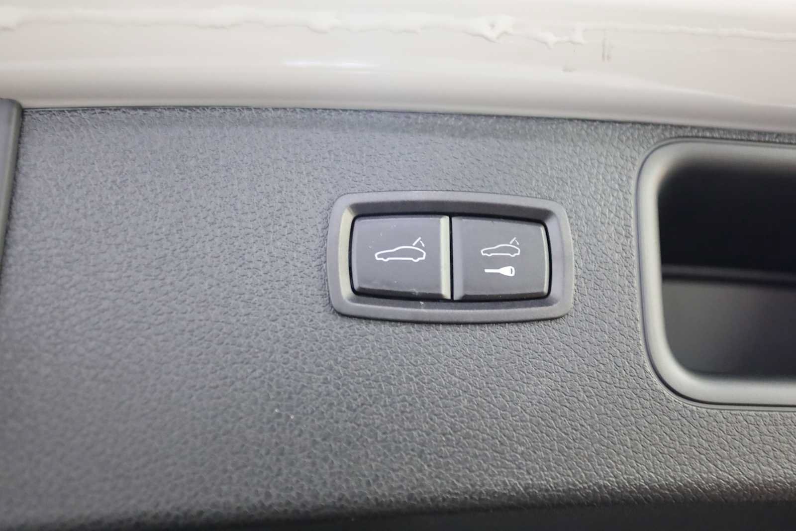 Used 2025 Porsche Macan AWD/4WD image 16