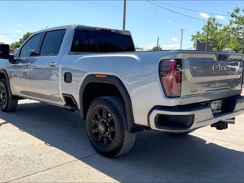 Used 2025 GMC Sierra 2500 AT4 AWD/4WD image 4
