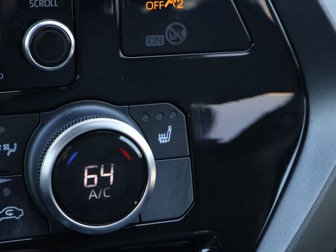 Used 2022 Toyota Highlander XLE FWD image 24