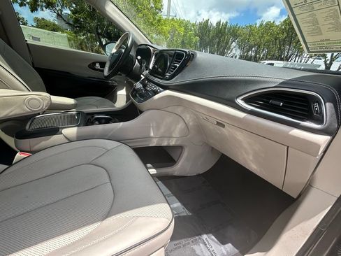 Used 2021 Chrysler Pacifica Limited AWD/4WD image 33