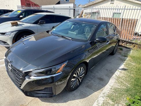 Used 2025 Nissan Altima 2.5 SV w/ SV Premium Package FWD image 2