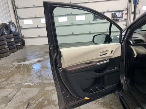 Used 2021 Toyota Sienna Platinum image 20