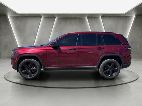 Used 2023 Jeep Grand Cherokee Limited w/ Black Appearance Package AWD/4WD image 4