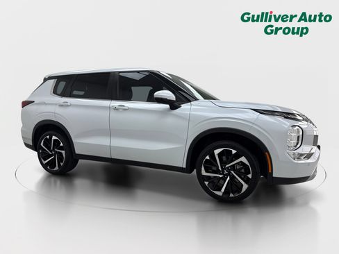 Used 2023 Mitsubishi Outlander SE FWD image 12