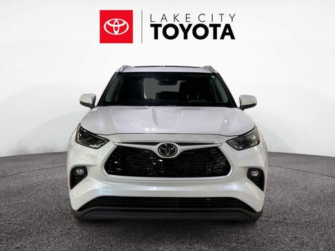 Used 2024 Toyota Highlander XLE image 11