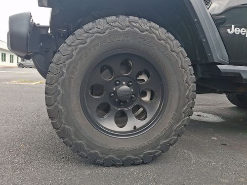 Certified 2019 Jeep Wrangler Sport AWD/4WD image 7