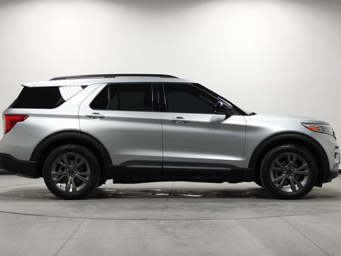 Used 2022 Ford Explorer XLT w/ Equipment Group 202A image 3