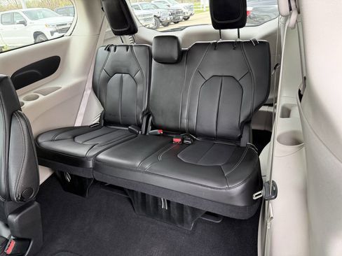 Used 2023 Chrysler Pacifica Touring-L AWD/4WD image 7