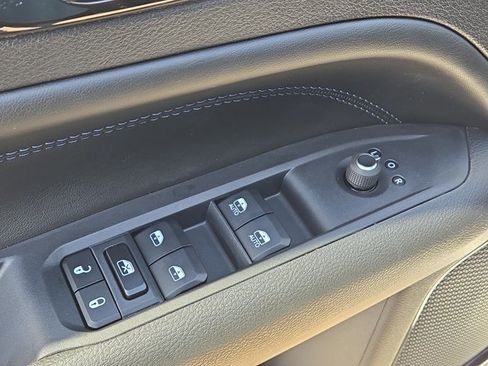 New 2026 Jeep Compass Latitude image 13