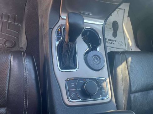 Used 2017 Jeep Grand Cherokee Overland image 16