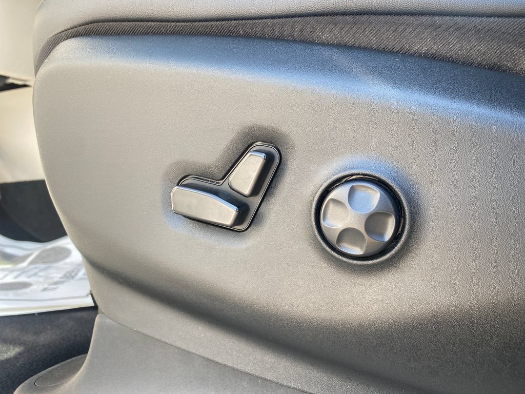 Used 2024 Chrysler Pacifica Touring-L FWD image 30