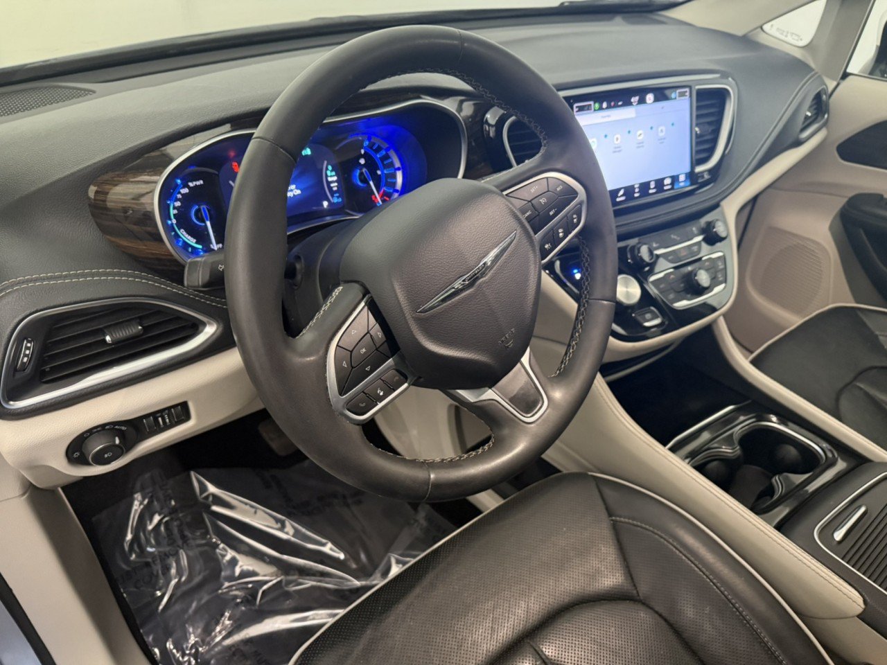 Used 2023 Chrysler Pacifica Limited FWD image 17