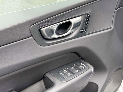 Used 2023 Volvo XC60 B5 Plus image 18