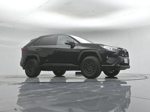 Used 2019 Toyota RAV4 XLE AWD/4WD image 3